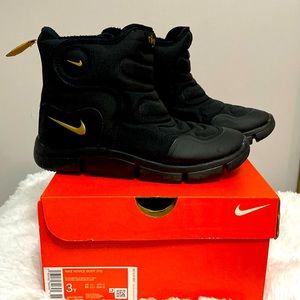 Boys Nike Novice Boot. Black Size 3y.